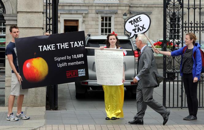 Action de soutien à la Commission européenne contre l’accord fiscal entre l’Irlande et Apple, à Dublin le 2 septembre.