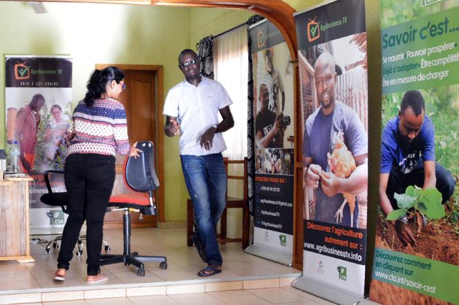 Inoussa Maïga (à droite), 30 ans, fondateur de la web télé Agribusiness TV, dans ses bureaux de Ouagadougou.