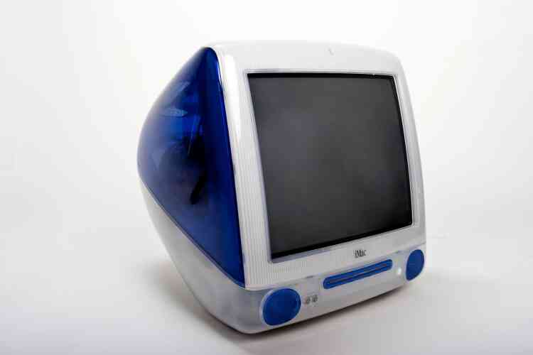A son retour chez Apple en 1997, Steve Jobs rencontre Jonathan Ive, chef du service design d’Apple, qui lui présente un prototype d’iMac. Enthousiaste, Jobs décide de commercialiser dés 1998 ce produit au dessin baroque, dont le succès lancera la renaissance de la marque à la pomme.
