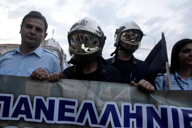 Manifestations de policiers et de pompiers grecs contre l’austérité, à Thessalonique, le 9 septembre 2016.