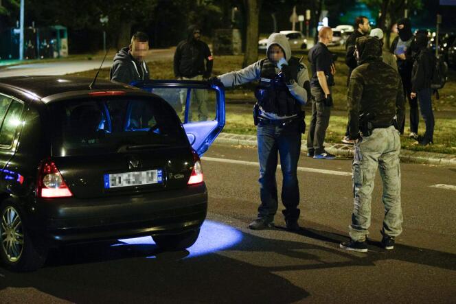 La police examine un véhicule à Boussy-Saint-Antoine le 8 septembre 2016 dans le cadre de l’enquête sur une tentative d’attentat à la voiture piégée à Paris.