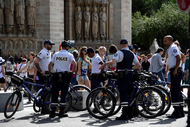 Patrouille de police devant Notre-Dame de Paris, le 10 septembre 2016.