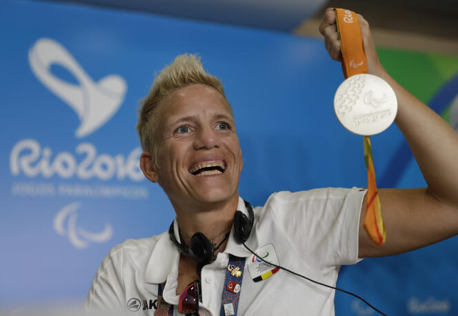 L’athlète paralympique belge Marieke Vervoort pose avec sa médaille, le 11 septembre.