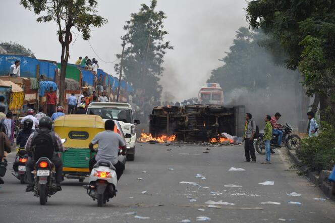 Dans les rues de Bangalore le 12 septembre, un camion appartenant à l’Etat voisin du Tamil Nadu incendié par la foule.