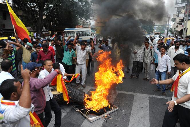 Le 12 septembre à Bangalore (Etat du Karnataka), des émeutiers brûlent l’effigie du premier ministre du Tamil Nadu, l’Etat voisin, accusé de priver d’eau le Karnataka.