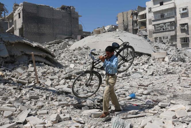 Dans le quartier rebelle de Salihine, à Alep, le 11 septembre, après un raid aérien.