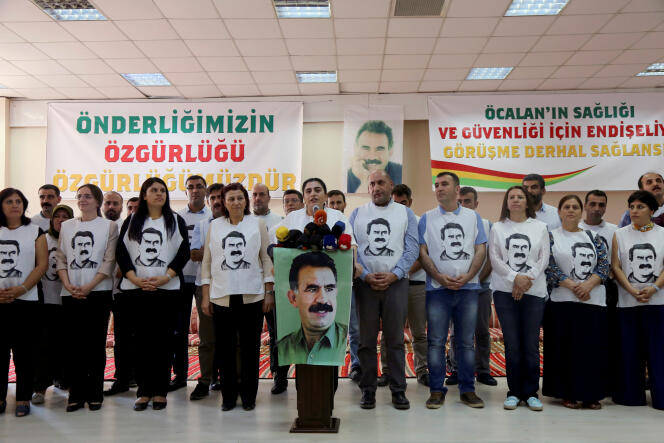 Une cinquantaine de militants prokurdes, rassemblés autour de Sebahat Tuncel, dirigeante du Parti démocratique des peuples (HDP), revêtus d’un tee-shirt à l’effigie d’Abdullah Öcalan, à Diyarbakir, le 5 septembre 2016.