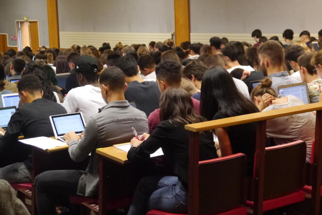 Les étudiants en première année de droit à l’université Paris-Descartes, lors de leur premier cours en amphithéâtre (5 septembre 2016).