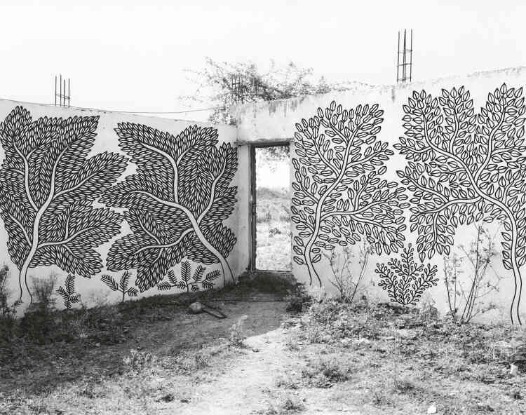 « Door to Unknown », Ramtek, 2015. Tirage en noir et blanc avec dessins additionnels de Mahalaxmi & Shantanu Das.