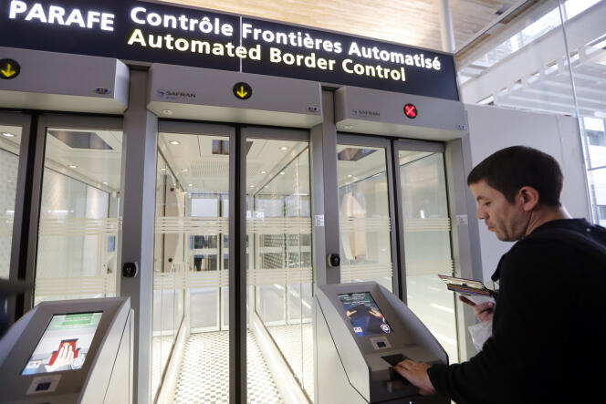 Le système de contrôle des passeports biométriques Parafe, à l’aéroport Roissy-Charles-de Gaulle.