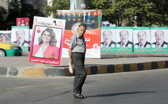 Un homme passe devant des affiches de campagne pour les élections législatives en Jordanie, le 14 septembre, à Amman, la capitale.