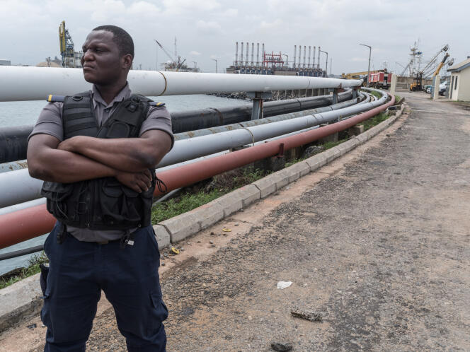 Un agent de sécurité devant des oléoducs du port de Tema, au Ghana, le 12 juin 2016.