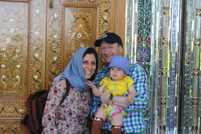 Nazanin Zaghari-Ratcliffe, son époux Richard et leur petite fille, à Chiraz (Iran), en mai 2015.