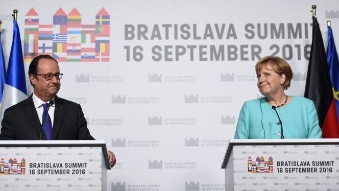 Le président français Francois Hollande (à gauche) et la chancelière Angela Merkel lors d’une conférence de presse commune, au terme du sommet informel des 27, qui s’est tenu le 16 septembre, à Bratislava en Slovaquie.