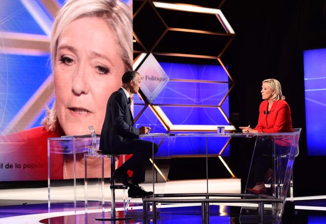 Marine Le Pen, le 11 septembre 2016, face à Gilles Bouleau, au cours de l’émission « Vie politique » sur TF1.
