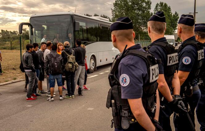 Départ de migrants vers un centre d’accueil et d’orientation, à Calais (Pas-de-Calais), le 13 septembre.