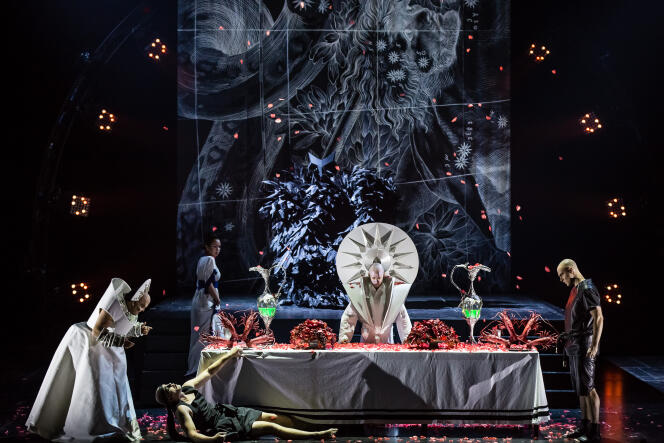 Décors de Thibaut Fack, costumes de Gareth Pugh et lumières d’Antoine Travert pour cette entrée au répertoire de l’opéra baroque.