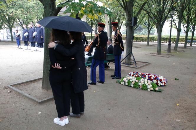 Deux participants à la cérémonie d’hommage aux victimes du terrorisme se serrent dans les bras, aux Invalides, le 19 septembre.