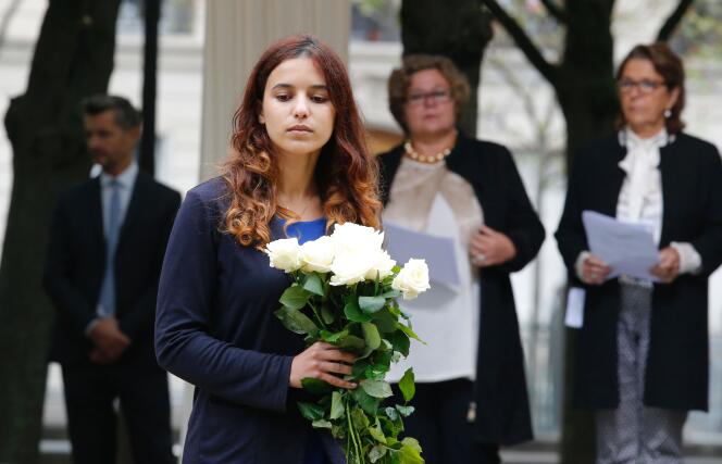 Une membre de la famille d’une victime du terrorisme dépose une gerbe de fleurs lors de la cérémonie aux Invalides, le 19 septembre.