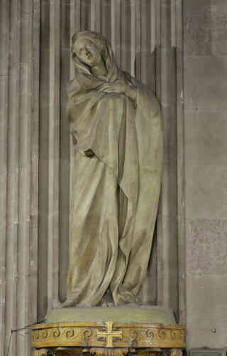 La « Vierge de douleur » est l’une des 24 sculptures monumentales disposées dans le chœur de Saint-Sulpice, à la demande du curé de la paroisse, Languet de Cergy. Déposées à la Révolution, les statues furent replacées en 1802, dans un orde différent. Le Louvre en expose deux, la Vierge et le Christ.
