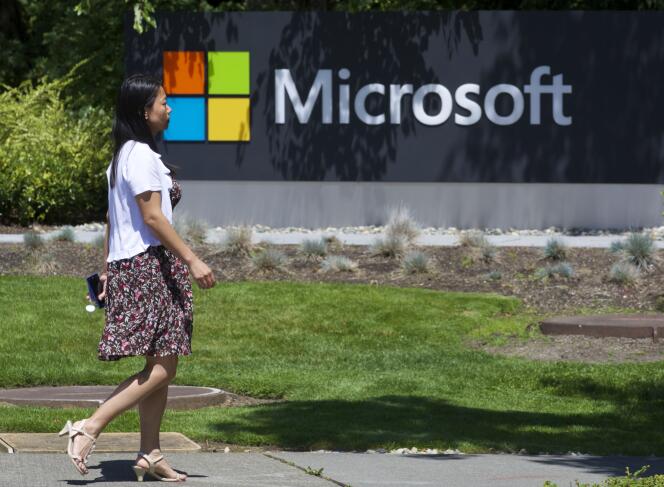 Devant le siège de Microsoft à Redmond, aux Etats-Unis.
