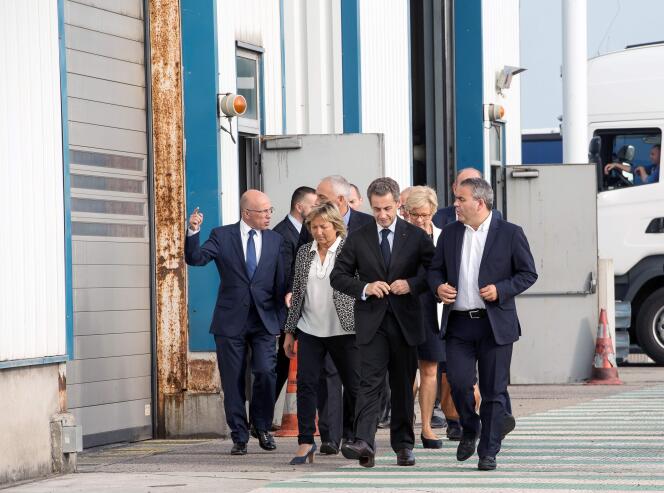 Nicolas Sarkozy visite le port de Calais avec la maire de la ville Natacha Bouchard et le président de la région Xavier Bertrand.