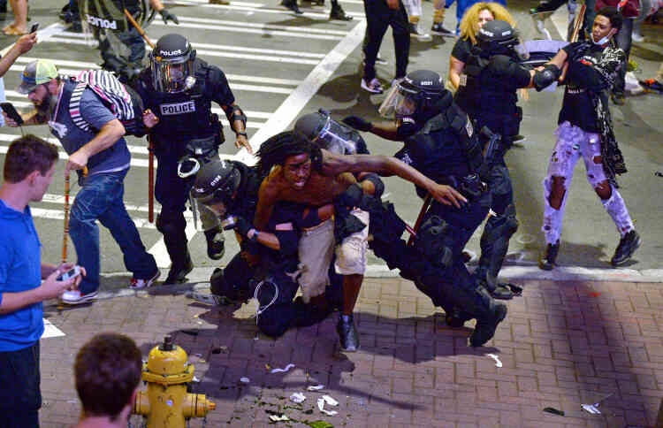 Un manifestant est arrêté à Charlotte, le 21 septembre.