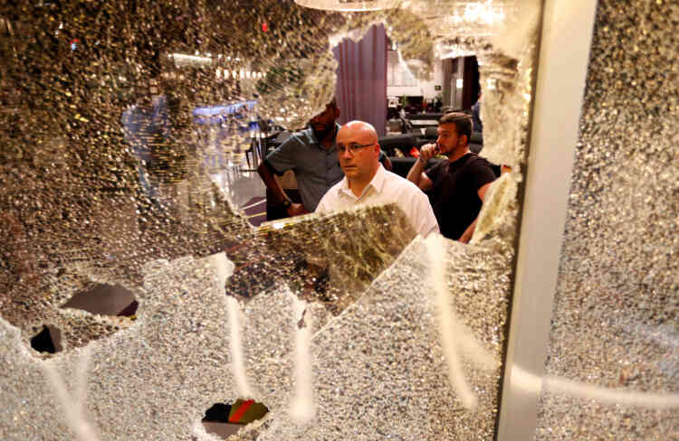 Une vitre brisée de l’hôtel Hyatt House, situé dans les quartiers chics de la ville de Charlotte, le 22 septembre.