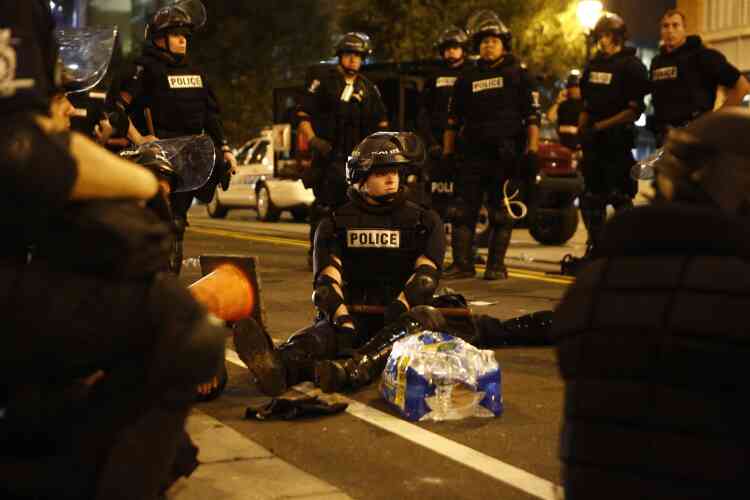 Des policiers se reposent une fois le calme revenu à Charlotte, le 22 septembre.