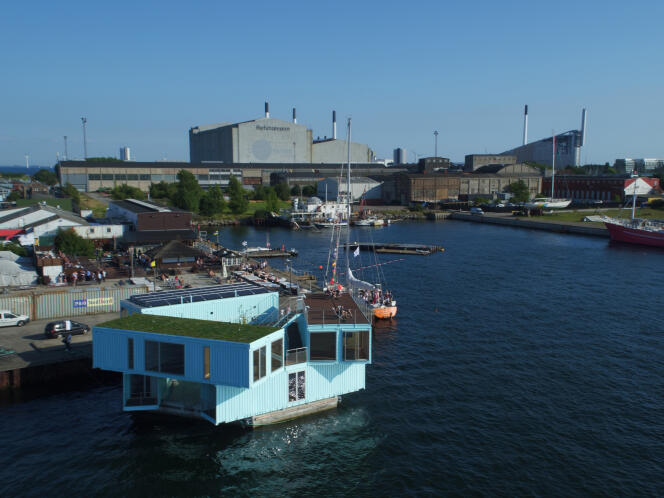 Vue du port de Copenhague où flotte la résidence.