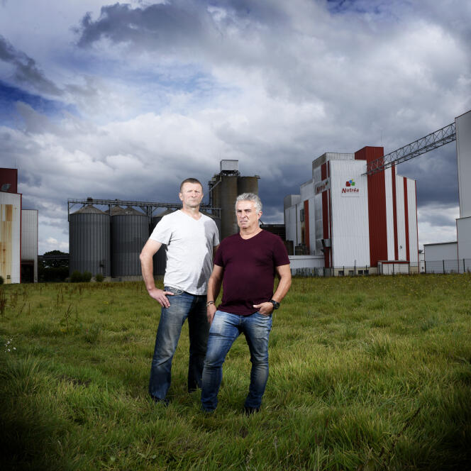 Laurent Guillou et Stéphane Rouxel, salariés de Triskalia et Nutréa, victimes d’intoxication aux pesticides – à Plouisy en Bretagne, en septembre 2016.