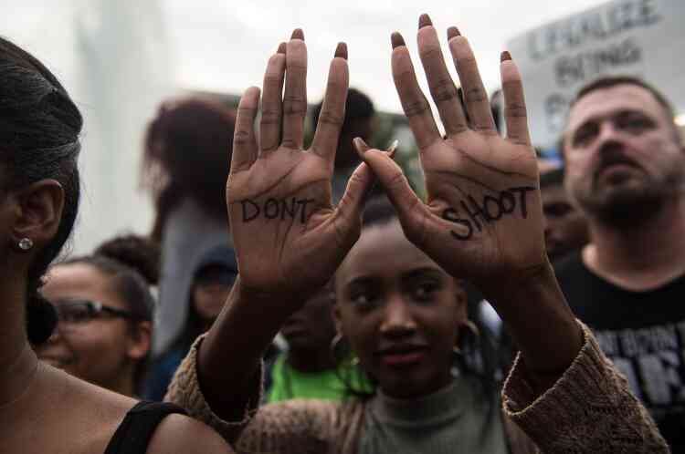 « Ne tirez pas », a écrit cette jeune femme sur la paume de ses mains.