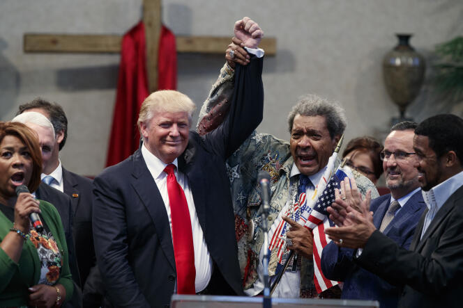 Don King a rappelé les stéréotypes et sous-entendus racistes utilisés aux Etats-Unis pour évoquer la communauté noire, devant un Donald Trump plutôt amusé.
