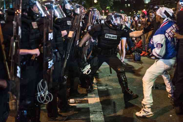 Un policier tente d’attraper un manifestant à Charlotte, le 21 septembre.