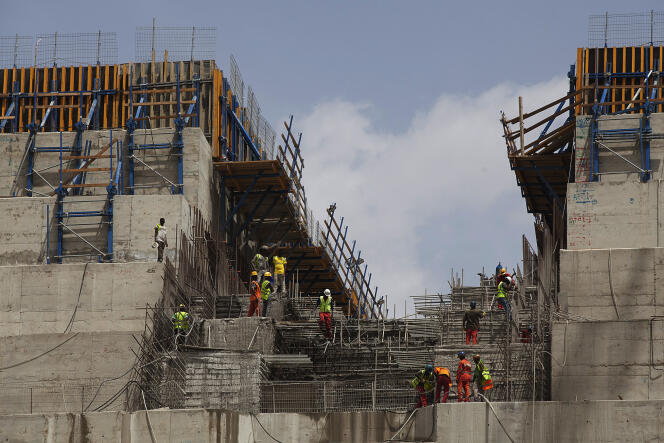 Le Grand barrage de la renaissance éthiopienne en construction en 2015 sur le Nil Bleu.