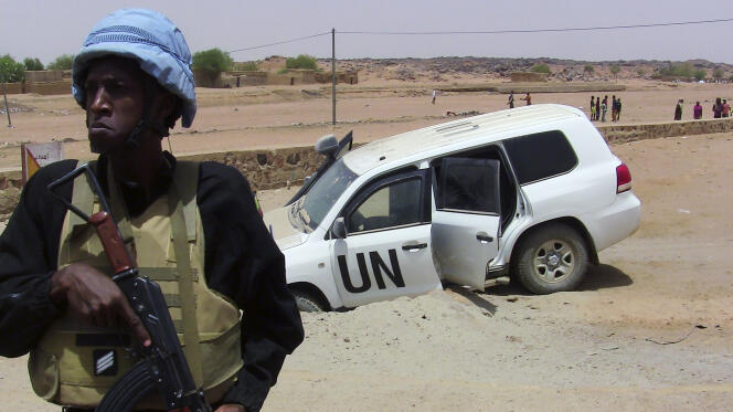 Un soldat de la Minusma monte la garde près d’un véhicule de l’ONU ayant roulé sur un engin explosif près de Kidal, le 14 juillet 2016.
