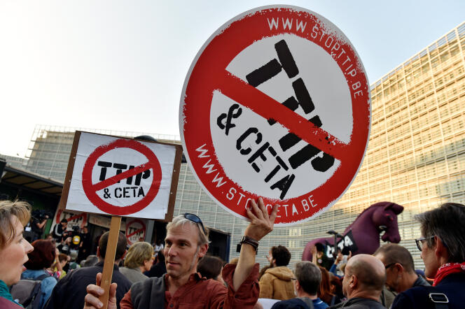 « Alors que le premier ministre français s’apprête à se rendre en visite officielle au Canada du 12 au 14 octobre, il est encore temps de mettre en cohérence les positions de la France en matière de politique commerciale et ce faisant de poser les bases d’un projet d’avenir pour l’Europe et pour une mondialisation durable »(Photo: manifestation contre le TTIP et le CETA à Bruxelles, le 20 septembre).