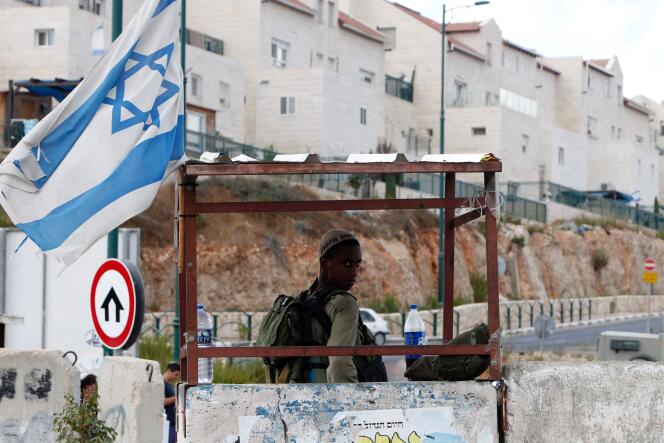 Un soldat israélien à l’entrée de la colonie de Kiryat Arba. Elle jouxte Hébron,  une poudrière où 500 colons israéliens vivent retranchés sous haute protection de l’armée, au milieu de 200 000 Palestiniens.