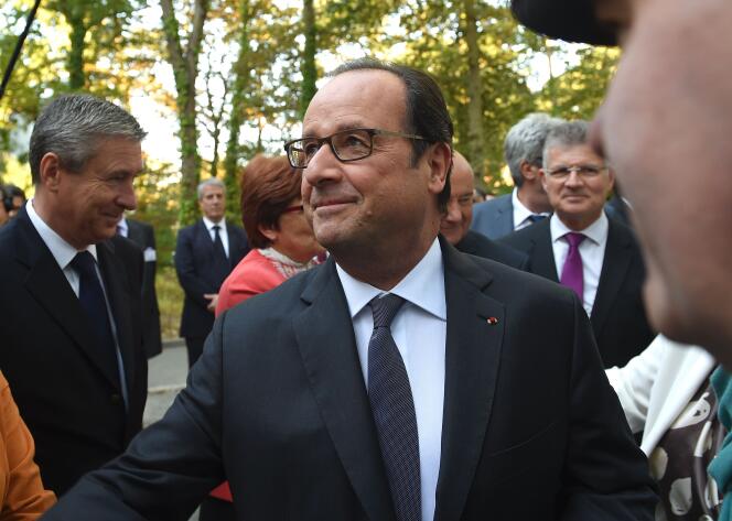 Le président Hollande rencontre des migrants au centre d’accueil et d’orientation de Tours, le 24 septembre.