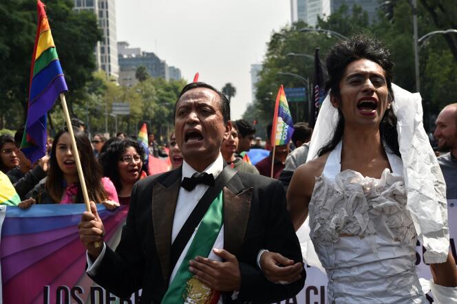 Des militants défilent lors de la contre-manifestation en faveur du mariage pour tous, samedi 24 septembre dans les rues de Mexico, la capitale du pays.