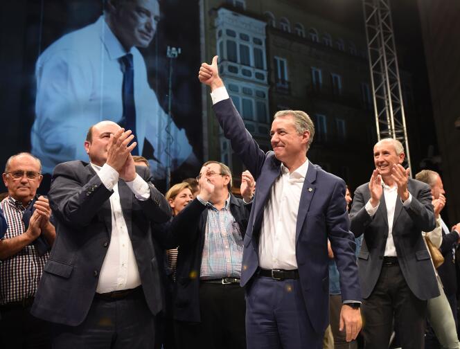 Le candidat du Parti Nationaliste basque (PNV), Inigo Urkullu célèbre sa victoire aux élections régionales basques, le 25 septembre.
