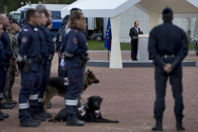 François Hollande, devant la gendarmerie de Calais, lundi 26 septembre.