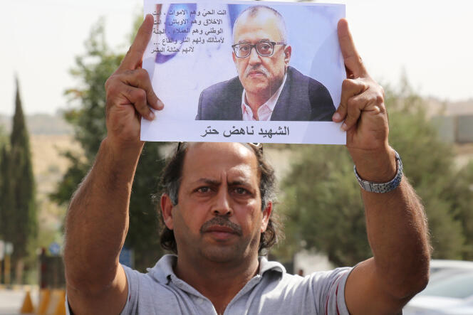 Un manifestant brandit une photo de Nahed Hattar lors d’un sit-in dans la ville d’Al-Fuheis, près d’Amman, le 25 septembre.