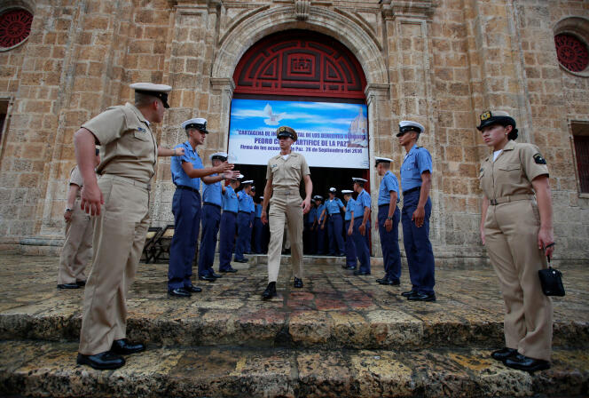 Les membres de la marine colombienne se rassemblent devant une église où le président Juan Manuel Santos participera à la messe lundi avant de signer un accord de paix avec les Forces armées révolutionnaires de Colombie (FARC), à Cartagena, en Colombie, dimanche 25 septembre.