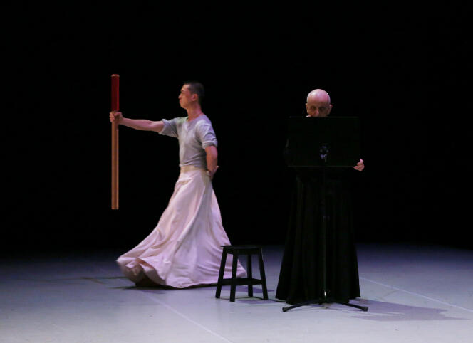 Le danseur Wu Zheng (à gauche) et le chorégraphe Dominique Dupuy sur la scène du Théâtre national de Chaillot, à Paris,  le 24 septembre 2016.
