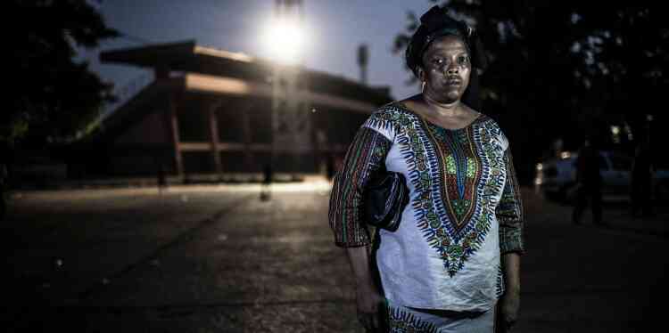 Aissatou Lamarana Barry, à l’extérieur du stade national où elle a été violée par des membres des forces de sécurité le 28 septembre 2009. « J’ai été violée derrière le stade. Depuis, ma vie n’a plus de sens. J’allaitais et mon mari m’a abandonnée. Mes enfants ne peuvent pas aller à l’école et je ne peux pas payer mon loyer. »