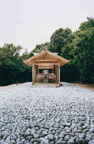 Dans le cadre du Art House Project, à Naoshima, l’artiste Hiroshi Sugimoto a transformé le sanctuaire Go’o Shrine. Il a achevé son œuvre, « Appropriate ­Proportion », en 2002.