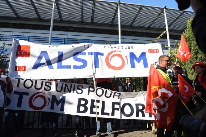 Des employés du groupe Alstom manifestent contre le projet de fermeture du site Alstom Belfort, en face du siège social d’Alstom à Saint-Ouen, en banlieue parisienne, le 27 septembre.