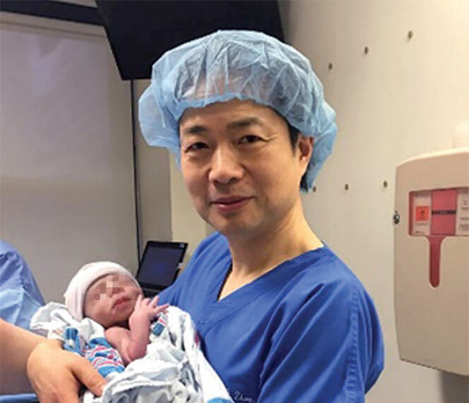 Le docteur John Zhang et le bébé « à trois parents » qu’il a contribué à faire naître.