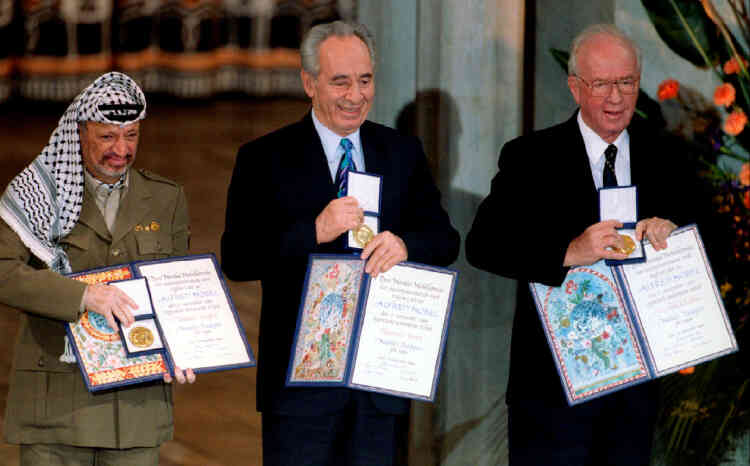 Lors de la remise du prix Nobel de la paix en compagnie de Yasser Arafat et Yitzhak Rabin à Oslo, le 10 décembre 2014.